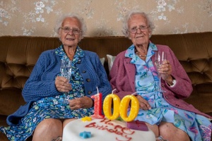 Gémeas inglesas centenárias revelam segredo para a longevidade