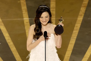 Michelle Yeoh, aos 60 anos ganha Oscar de Melhor Atriz