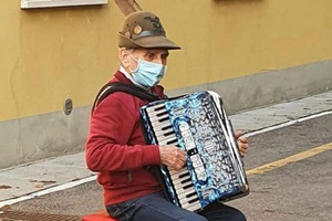 Amor em tempos de pandemia. Uma serenata aos 81 anos