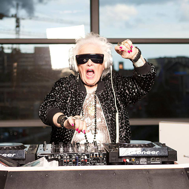 Longevidade - Ruth Flowers decide tornar-se DJ com 72 anos Foto: Bored Panda